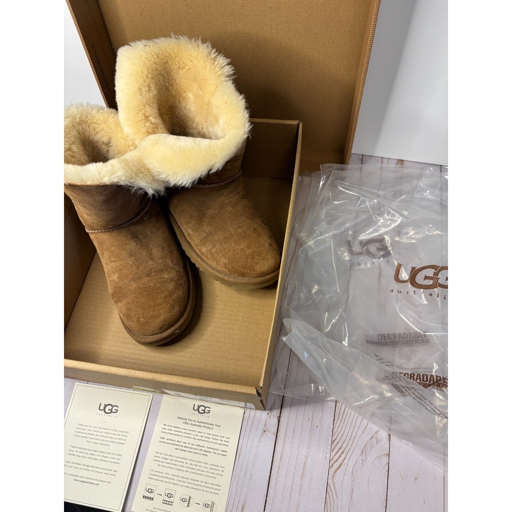 UGG Australia Women's Bailey Button 5803 Chestnut Sheepskin Boots Sz 6